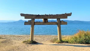 hj-naoshima-unveiled-torii-beach-01-1