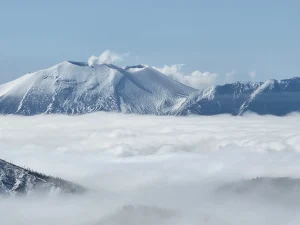 A sea of clouds and a smoking volcano seen from Shibutoge / Mt. Yokote